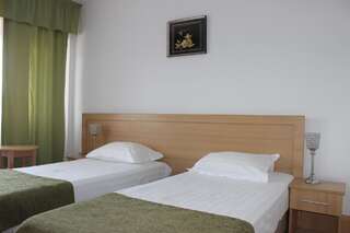Отель Hotel Ciucas Вэлени-де-Мунте Двухместный номер с 1 кроватью или 2 отдельными кроватями и балконом-1